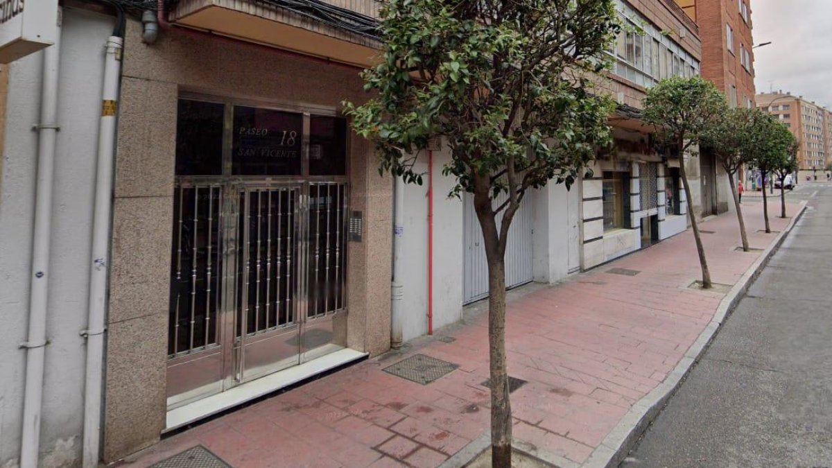 Paseo San Vicente, 18, donde tuvo lugar el incendio este domingo.