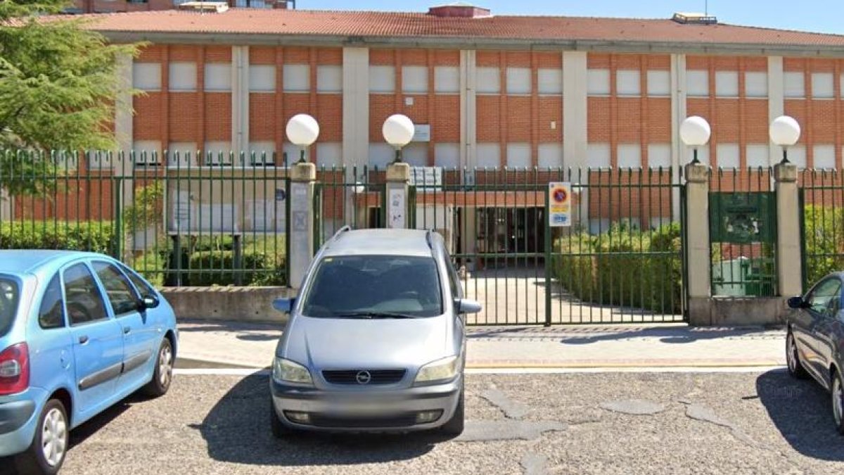 Puerta de aparcamiento de Tierno Galván, donde se quitarán varias plazas de aparcamiento.