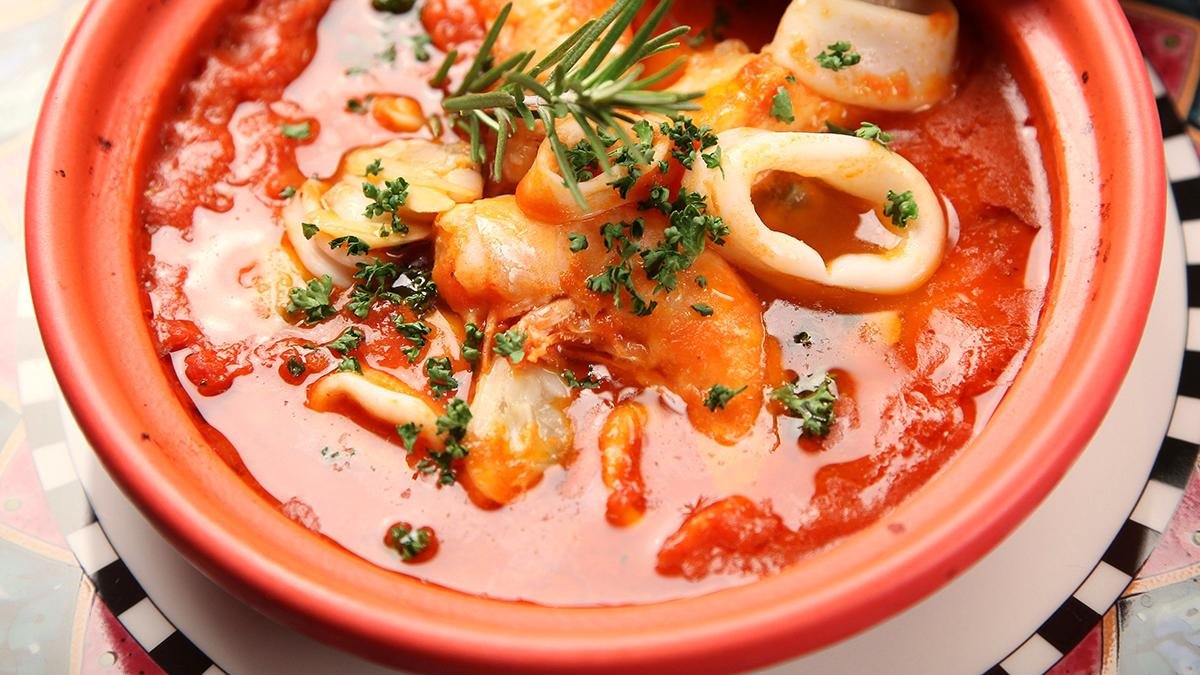 GUISITO ENTOMATADO DE CALAMAR Y GAMBAS