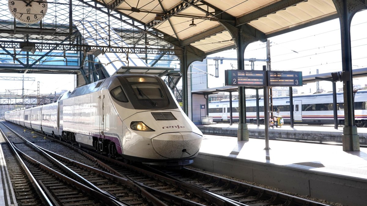 Un tren de Renfe en la Estación de Valladolid-Campo Grande en una imagen de archivo.