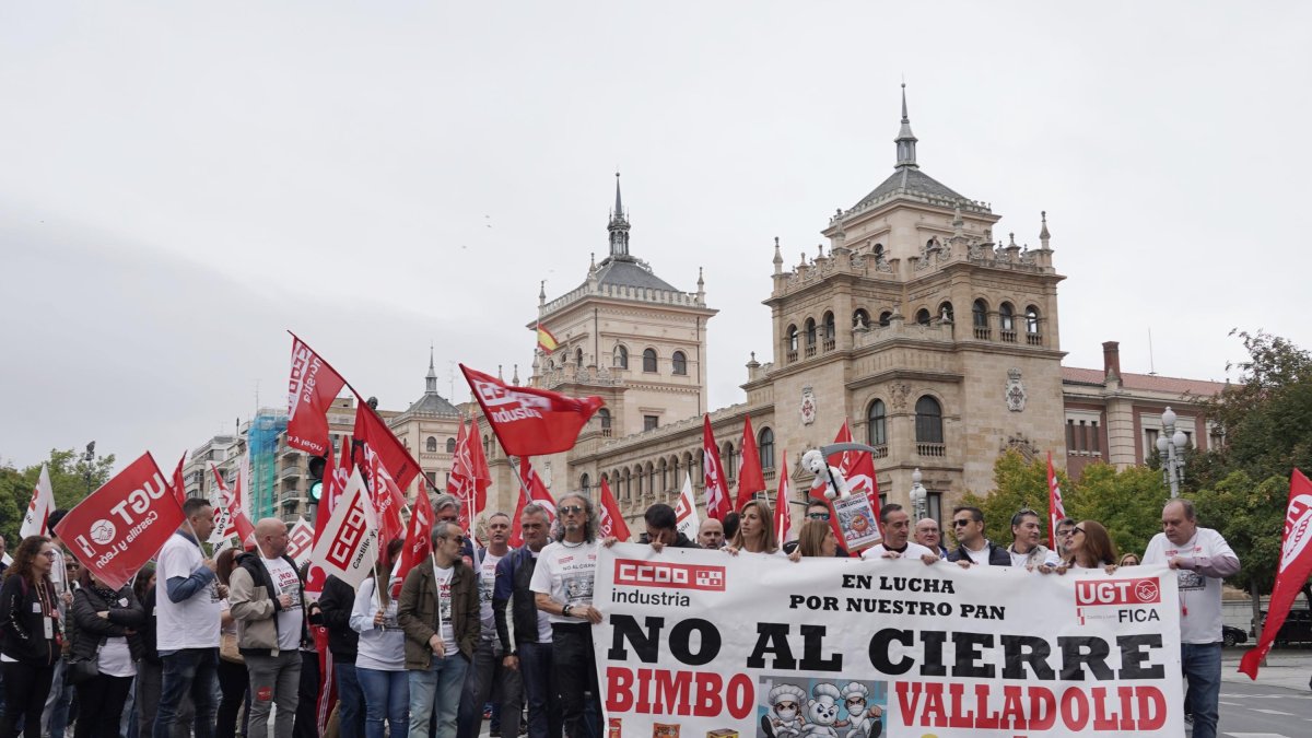 Trabajadores de Bimbo se concentran en las inmediaciones de la plaza Zorrilla de Valladolid.