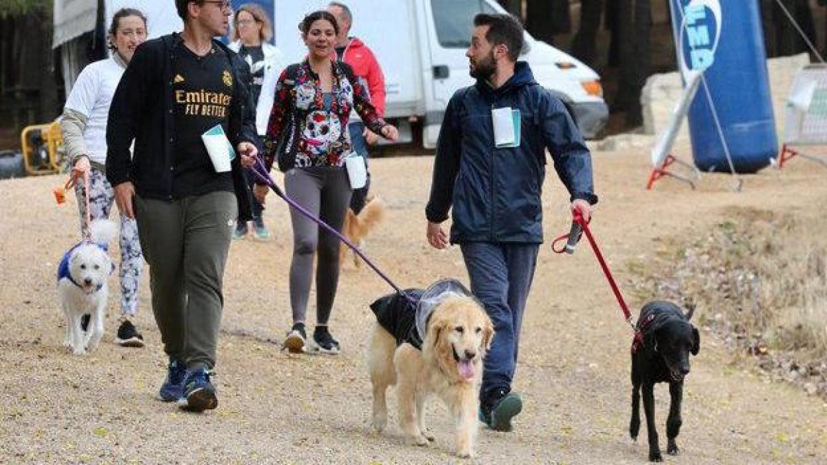 Cerca de un centenar de personas participa en la I Marcha Familiar Canina de Valladolid.
