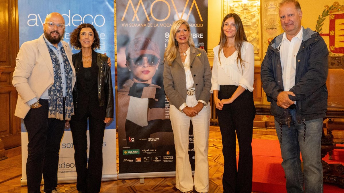 El director de Tamayo Agencia, Ángel Tamayo (I), la concejala de Educación y Cultura, Irene Carvajal (C) y el presidente de AVADECO, Rafael Monedero (D), en la presentación de la Semana de la Moda de Valladolid.