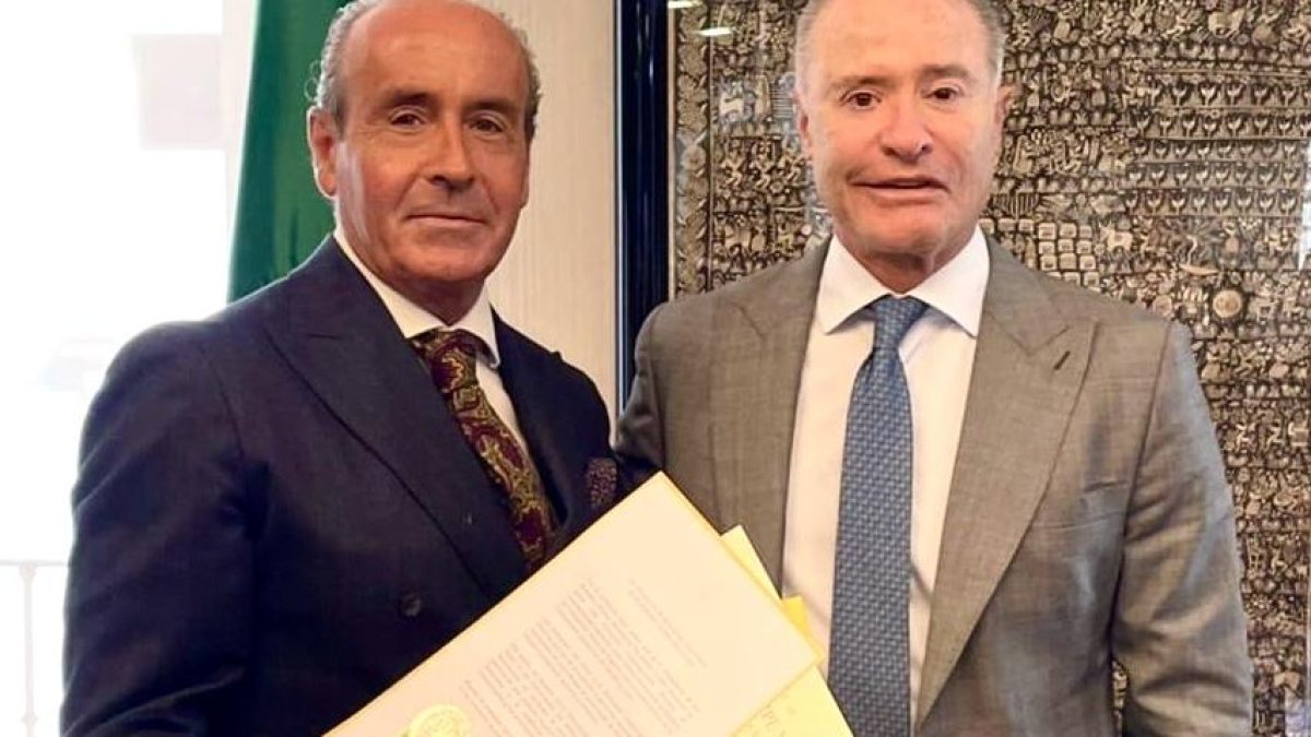 El abogado Fernando Cantalapiedra, nuevo cónsul honorario de México, junto al embajador del país, Quirino Ordaz.