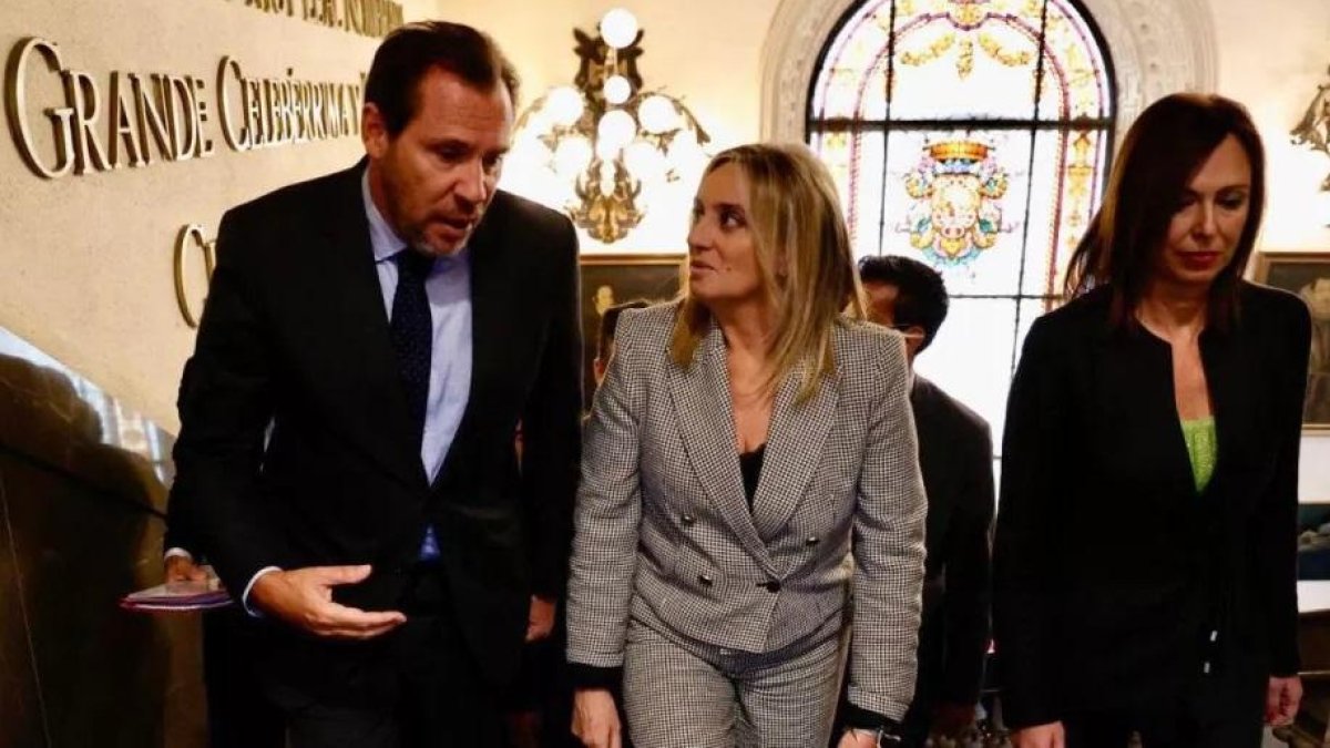Óscar Puente, Marifrán Carazo y Rocío Díaz, en el Ayuntamiento de Granada para sellar la integración ferroviaria.
