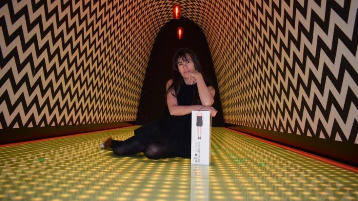 Amaya Arzuaga con el vino que lleva su nombre.