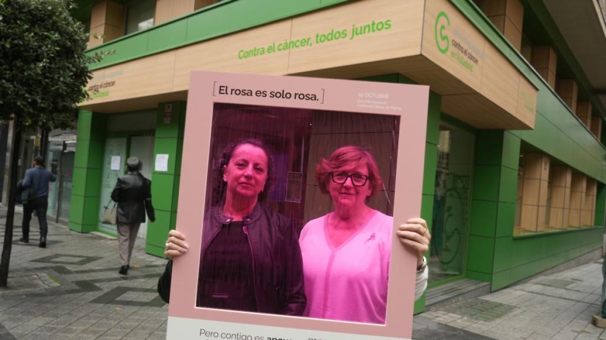 Elena Martiañez junto con Luisa Lobete, gerente de la AECC de Valladolid.