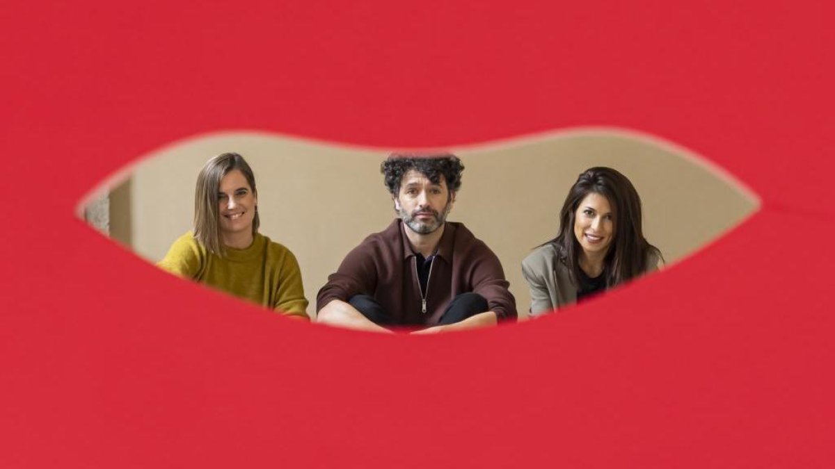 El director Rodrigo Sorogoyen junto a las guionistas Sara Cano y Paula Fabra