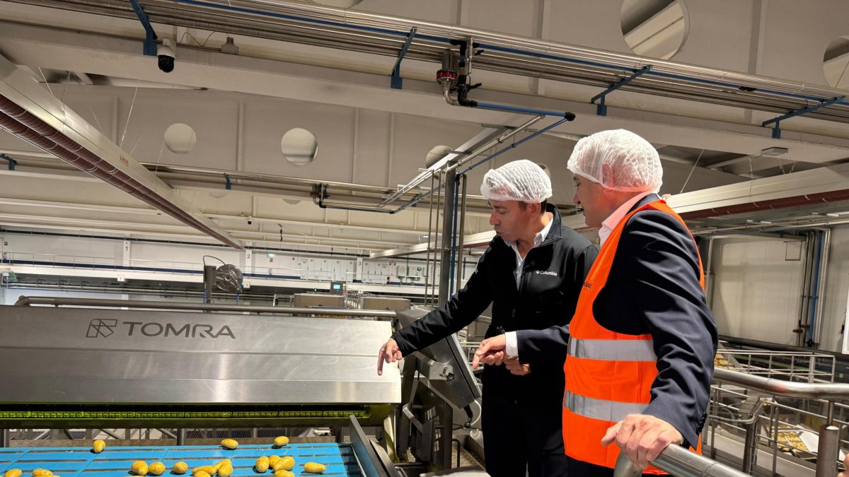 El delegado del Gobierno en Castilla y León, Nicanor Sen, visita las instalaciones de ‘Patatas Meléndez’