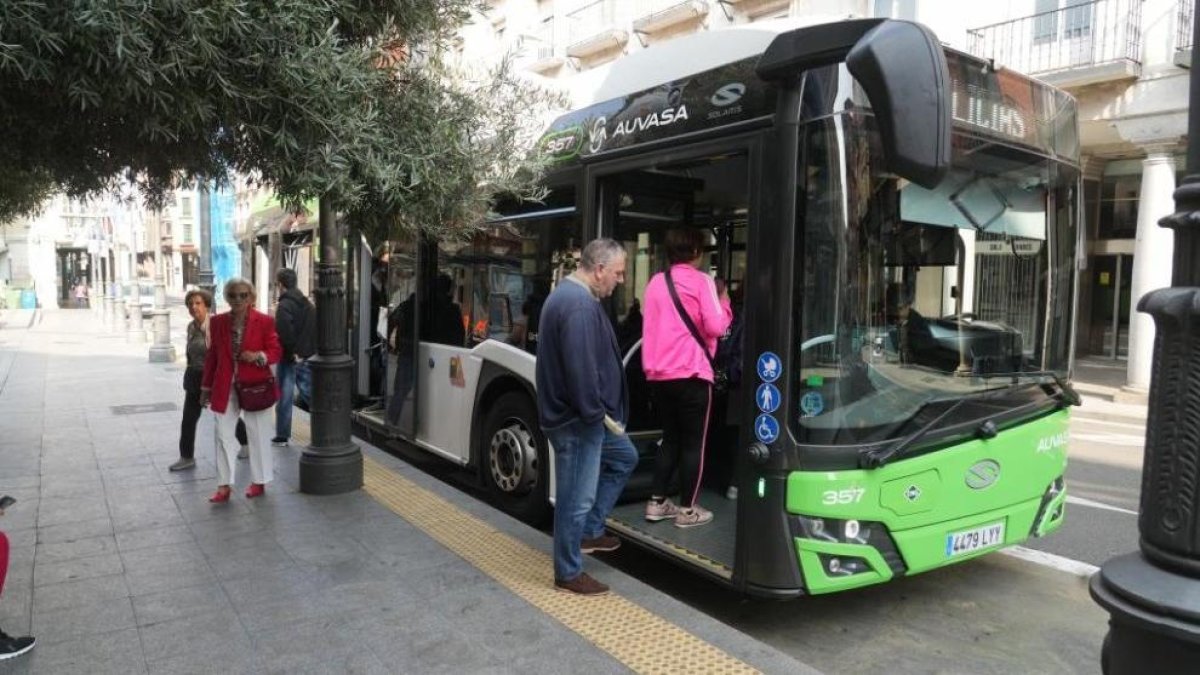 Autobús de Auvasa en la parada de Fuente Dorada.