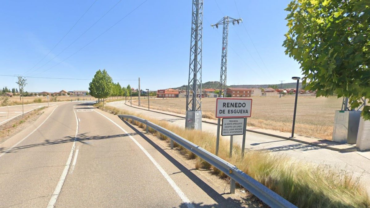 Imagen de archivo de uno de los accesos por carretera a Renedo de Esgueva.