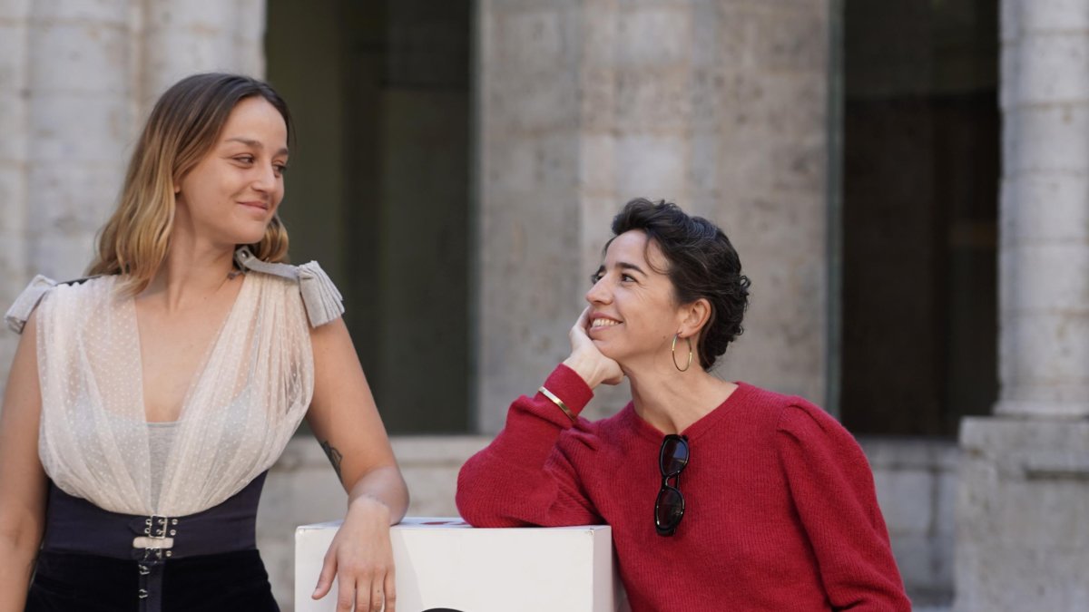 La directora de la película 'Salve Maria, Mar Coll, junto a la actriz protagonista Laura Weissmahr