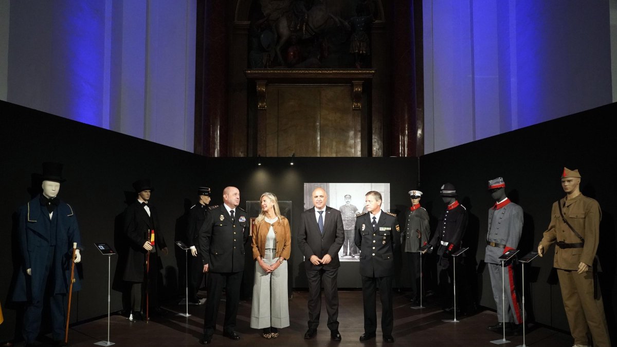 La teniente de alcalde de Valladolid, Irene Carvajal, el subdelegado del Gobierno en Valladolid, Jacinto Canales, y el jefe superior de la Policía Nacional de Castilla y León, Juan Carlos Hernández, presentan la exposición 'Policía Nacional. 200 años al servicio del ciudadano'.
