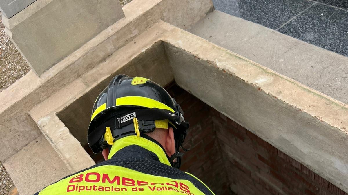 Los bomberos,en un momento del rescate