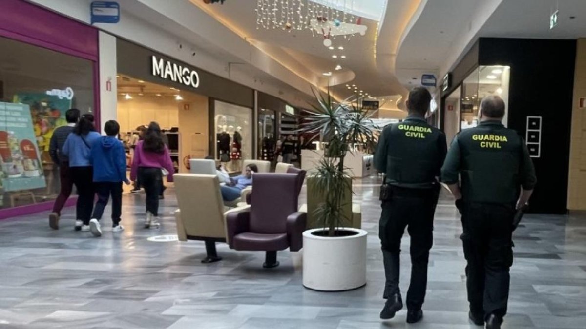 Agentes de la Guardia Civil patrullan por el centro comercial Río Shopping, donde se ha producido el último robo.