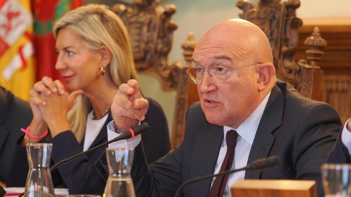 Irene Carvajal y Jesús Julio Carnero en el pleno municipal.