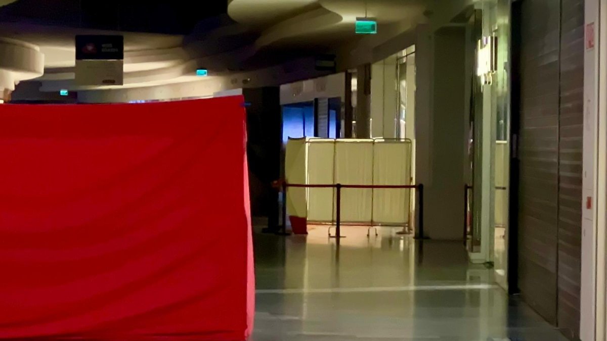 Una mampara cubre la entrada a la tienda de Apple de Río Shopping tras el robo que sufrió el sábado y en el que los ladrones reventaron una cristalera