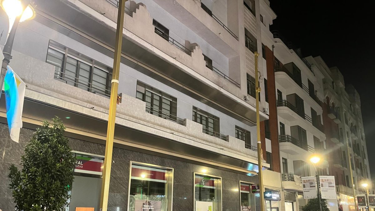 Montaje de la iluminación navideña en la Calle Santiago