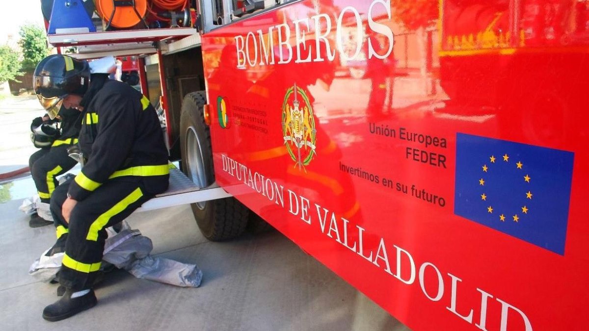 Un bombero sentado con la mirada cabizbaja.
