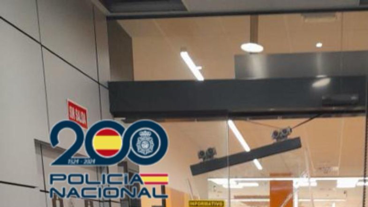 Puerta destrozada a patadas por el detenido
