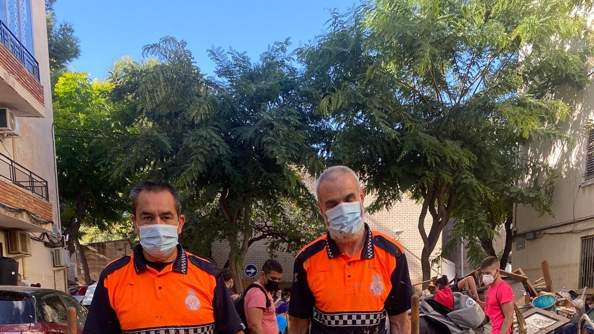 Javier Gamazo y Juanma De Cura acuden como voluntarios en uno de los pueblos afectados por la DANA en Valencia