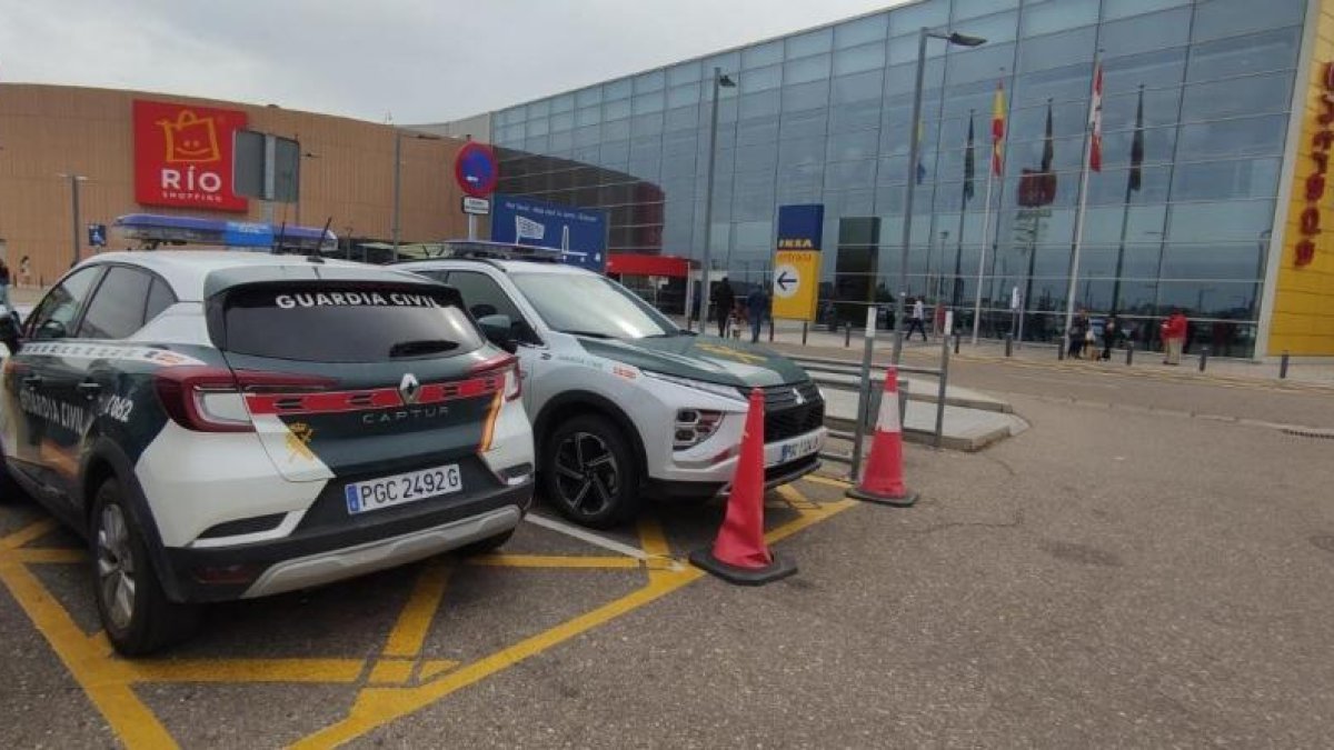 Imagen de un operativo de la Guardia Civil en Río Shopping, donde se produjo la simulación del robo.