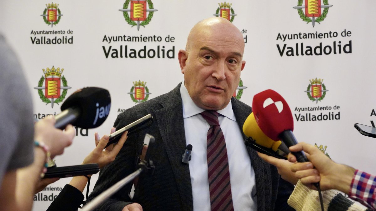 El alcalde de Valladolid, Jesús Julio Carnero, informa a los medios de comunicación.