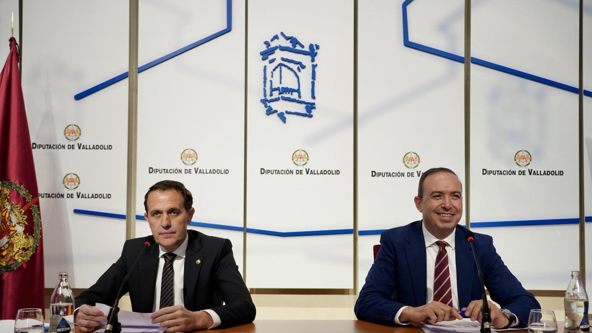 El presidente de la Diputación de Valladolid, Conrado Íscar, acompañado por el vicepresidente primero y diputado delegado del Área de Hacienda, Personal y Régimen Interno, Víctor Alonso.