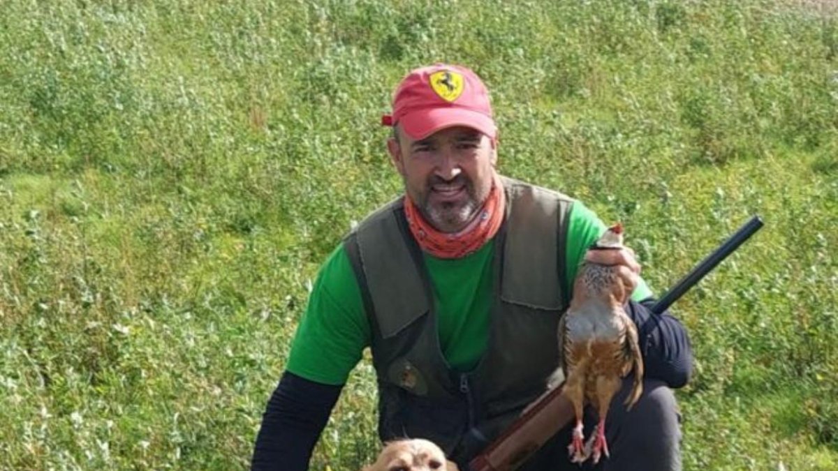 El campeón regional, David Alonso, con su setter Ira y una perdiz.