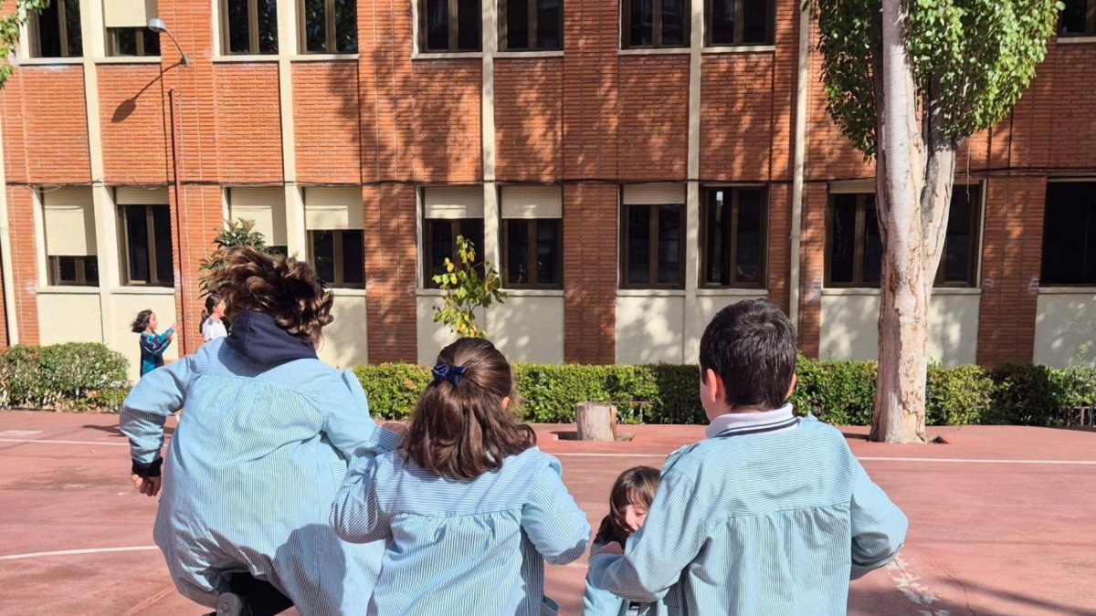 Alumnos del colegio La Inmaculada Misioneras de Valladolid durante una jornada de juegos tradicionales en el recreo.