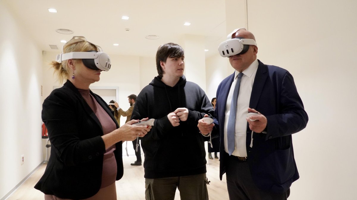 El alcalde de Valladolid, Jesús Julio Carnero, y la consejera de Industria, Comercio y Empleo, Leticia García, con gafas de realidad virtual.