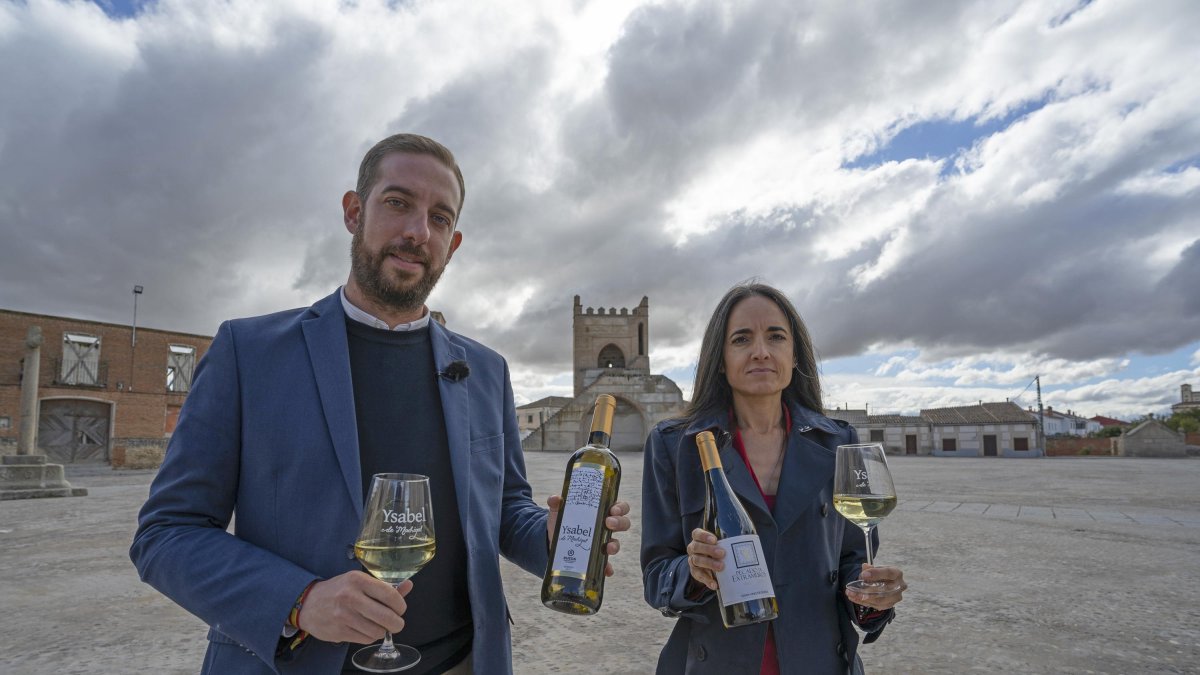 Jesús del Campo y Joana Arias, alcalde y técnico de turismo, en el epicentro de la villa histórico-artística de Madrigal de las Altas Torres.
