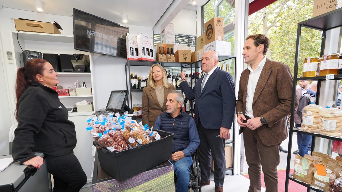 Alicia García, Ángel de Propios, Jesús Julio Carnero y Conrado Íscar en la inauguración de la tienda 'Saborea CyL'.