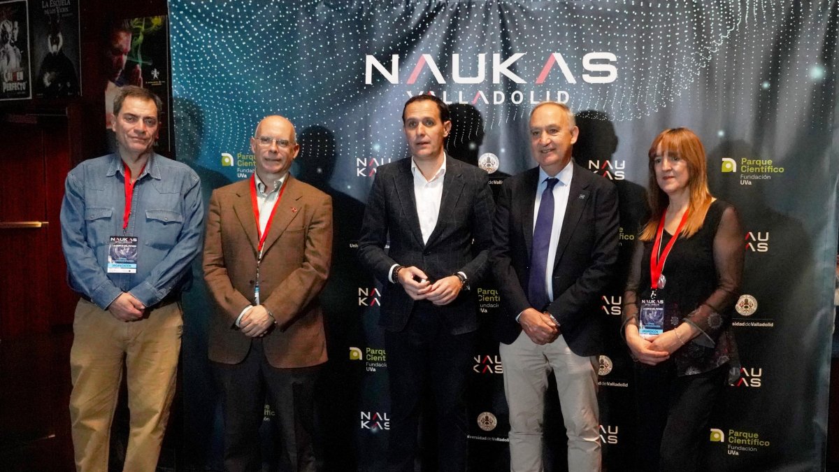 El rector de la UVa, Antonio Largo, y el presidente de la Diputación, Conrado Íscar, acuden a la apertura de Naukas Valladolid.