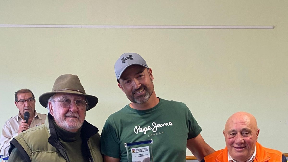 El ya bicampeón regional de caza menor con perro, David Alonso, recibiendo su trofeo