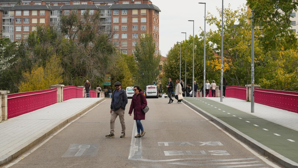 Situación actual del puente de Poniente con dos carriles y una vía ciclista.