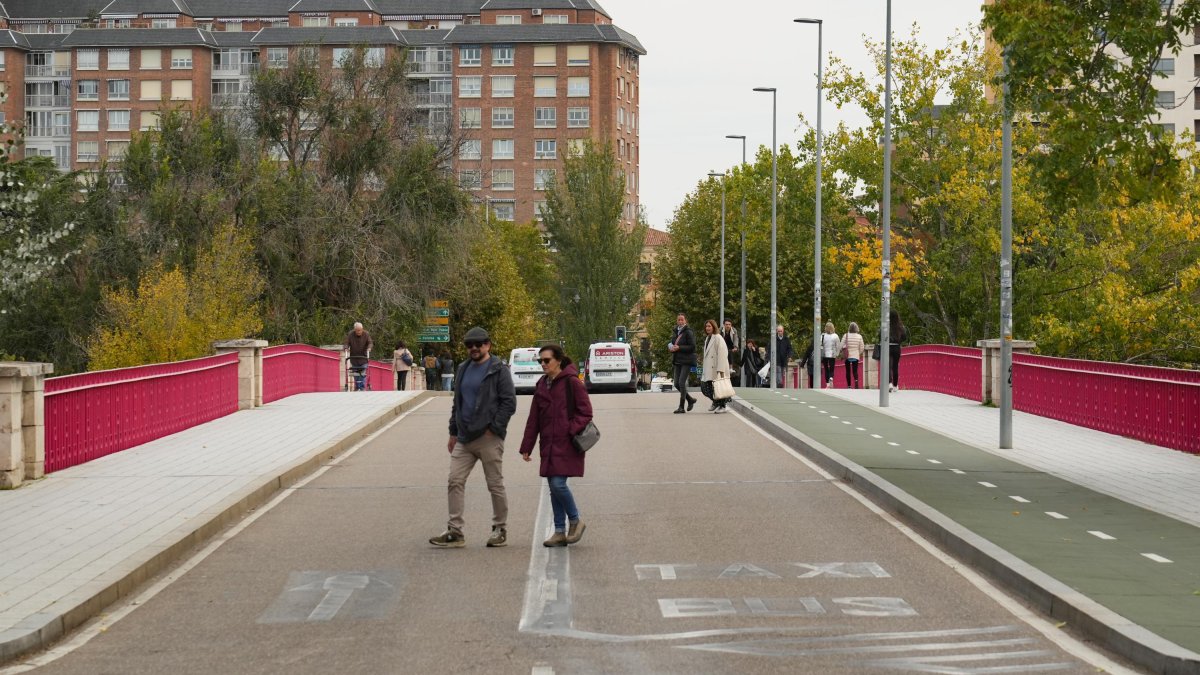 Situación actual del puente de Poniente con dos carriles y una vía ciclista.