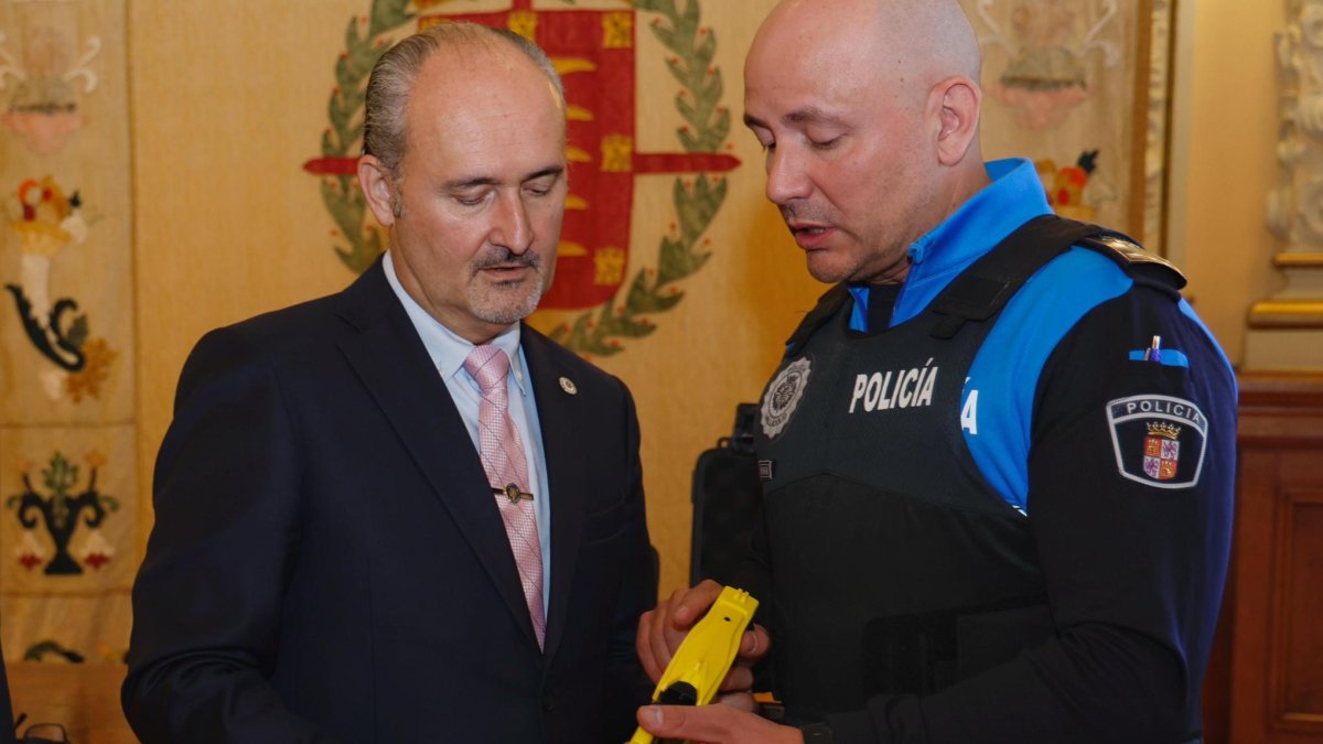 Alberto Cuadrado y Borja Sáez con una de las pistolas eléctricas, en una imagen de archivo el día de la presentación del nuevo dispositivo.
