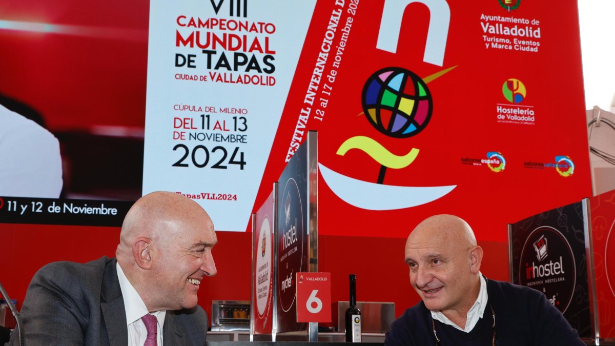 Imagen de Carnero junto al chef Toño Pérez en la presentación de los concursos Nacional y Mundial de tapas de Valladolid 2024