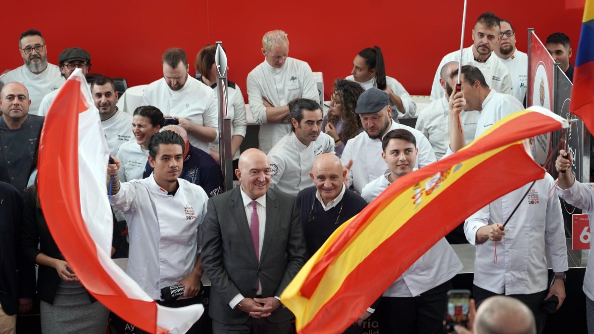 Foto de familia con los participantes del torneo además de Carnero, alcalde de Valladolid, y Toño Pérez, presidente del jurado del concurso Nacional