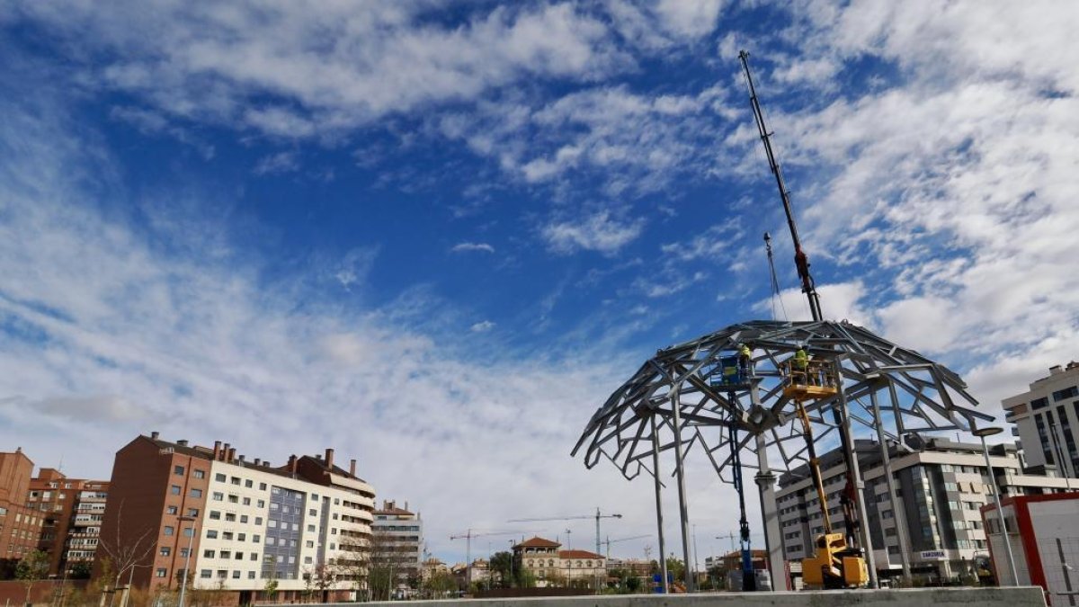 Pérgola que han levantado en la plaza León de La Riva, en la ciudad de la comunicación.