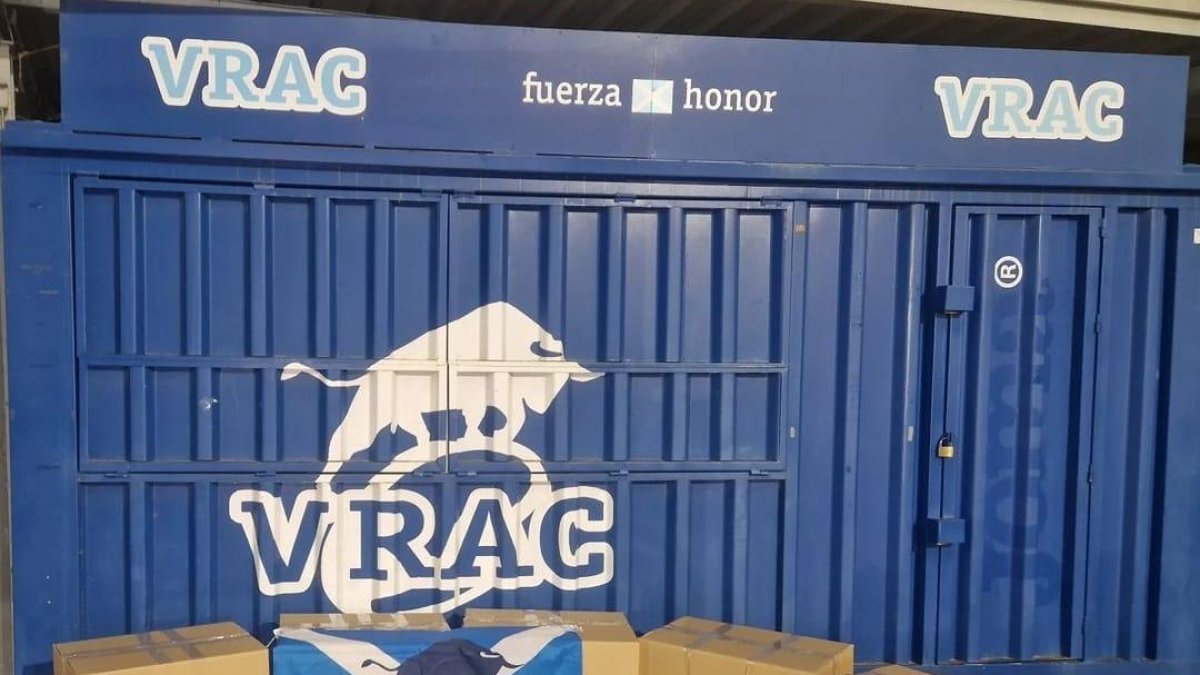 Material escolar empaquetado para los damnificados de Valencia en las instalaciones de Pepe Rojo.