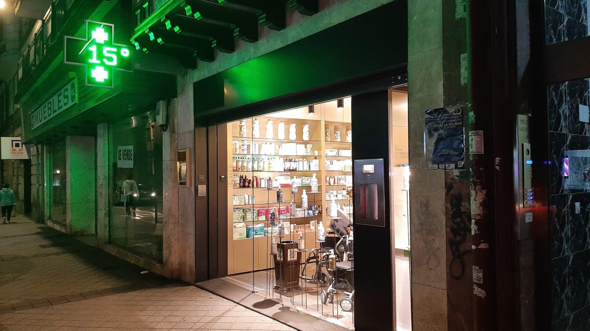 Imagen de la farmacia situada en la calle Nicolás Salmerón en Valladolid