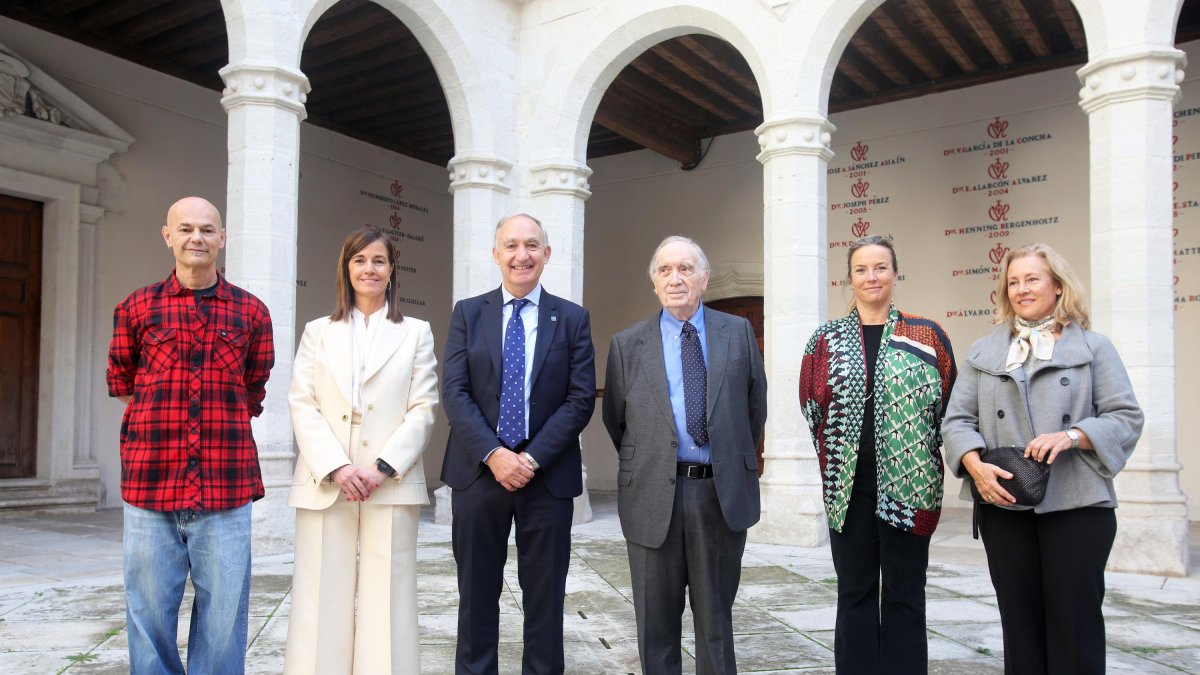 Jesús Cifuentes, Rocío Hervella, Antonio Largo Cabrerizo, Fernando Méndez-Leite y Odile Rodríguez y Leticia Jimena, hijas de Félix Rodríguez de la Fuente, durante la entrega del galardón.