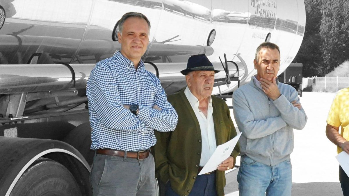 Eladio Martínez Marcos, segundo por la izquierda, con sus hijos Miguel Ángel (1º izquierda), Carlos Luis (3º izquierda) y Eladio (derecha).