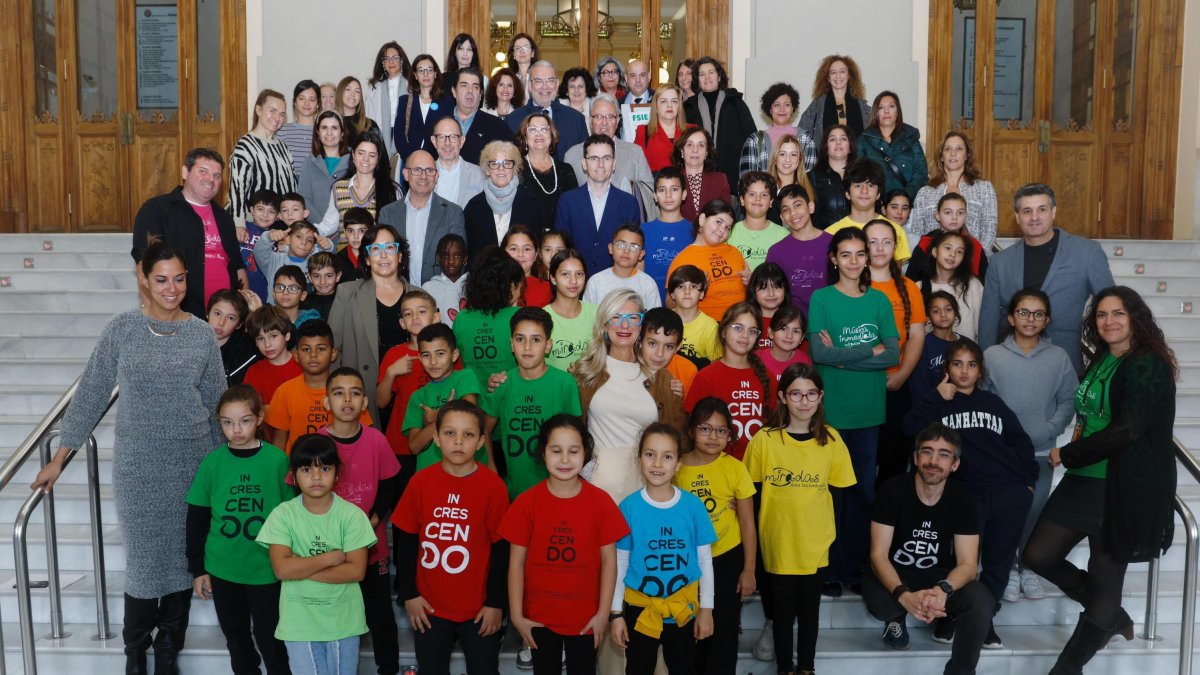 Foto de familia por el Día Mundial de la Infancia en las escaleras del Ayuntamiento de Valladolid.