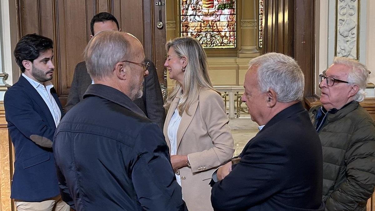 Javier León de la Riva junto a otros políticos este miércoles