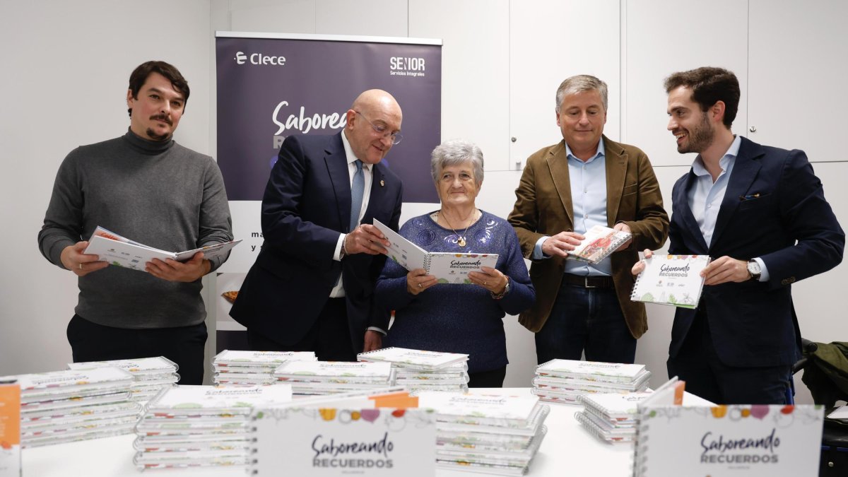 Jesús Julio Carnero y Rodrigo Nieto junto a otros participantes en el proyecto.