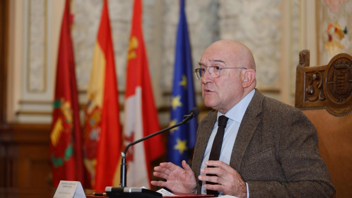 El alcalde de Valladolid, Jesús Julio Carnero, durante la rueda de prensa.