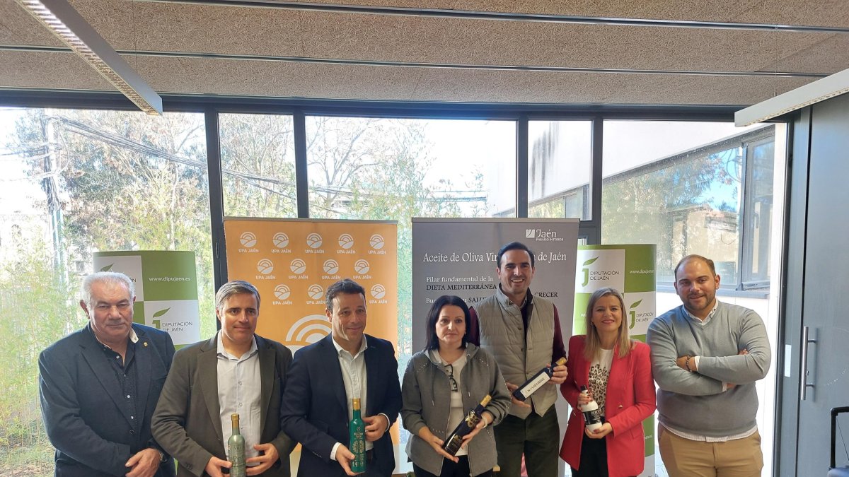 Aurelio González (UPA CyL), Cristóbal Cano (UPA Andalucía), Javier Perales (diputado de Agricultura en Jaén), Vicnolia Lorenzo (directora del centro), Guzmán Gómez (alcalde de Medina del Campo) y Raquel Barbado (teniente de alcalde)